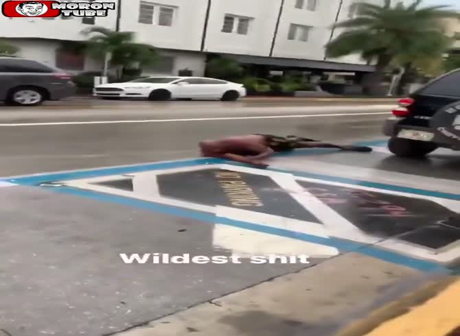 Video :An attempted murder occurs when a woman shoves a guy in traffic